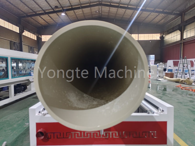 Makineria plastike Yongte kapërcen vështirësitë e prodhimit të tubave PVC 630 mm dhe promovon përparimin e cilësisë së industrisë