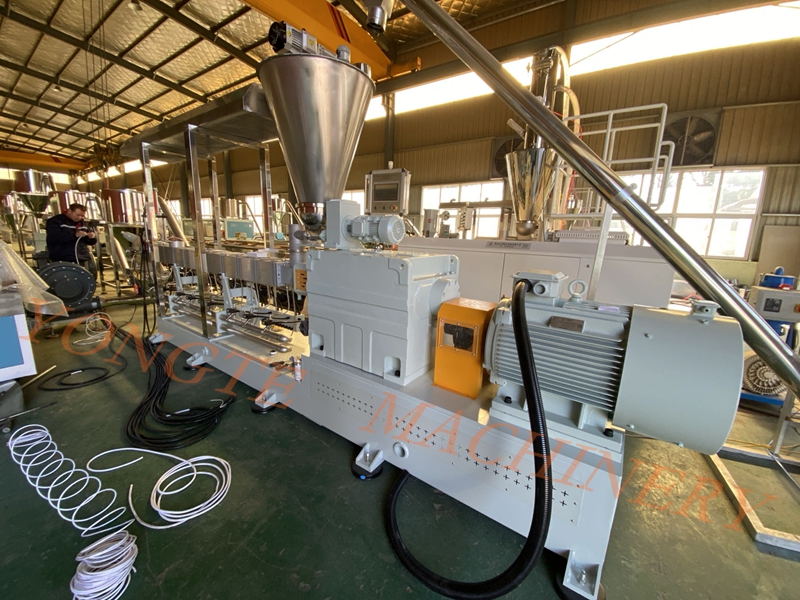 Makineritë plastike Yongte janë plotësisht të angazhuara në prodhim për të përmbushur nevojat e ndryshme të klientëve të huaj.