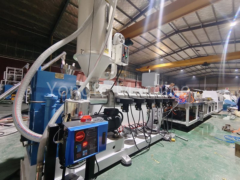 Kapërceni vështirësitë e prodhimit! Makineritë plastike Yongte mundësojnë prodhim të qëndrueshëm dhe efikas të bordeve të shkumave të drurit PVC