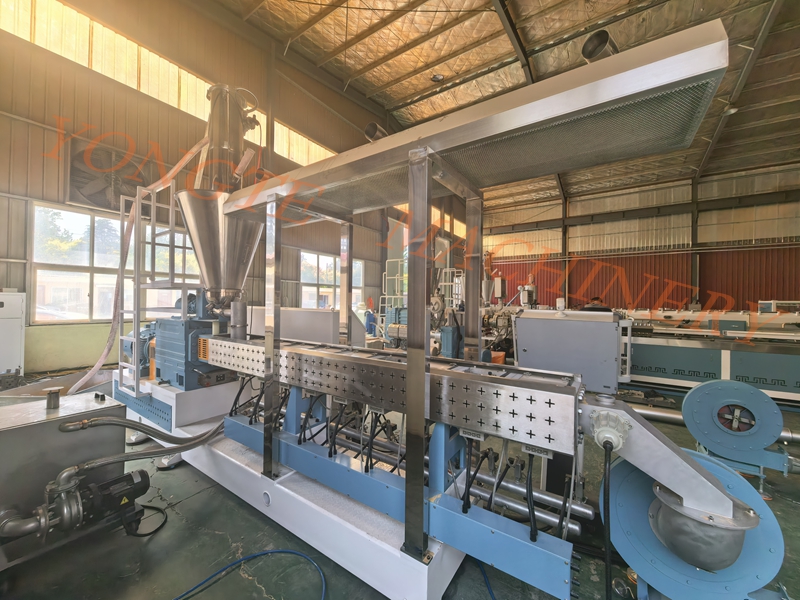 Qingdao Yongte Makineria Plastike e Makinerisë Plastike Linja e Prodhimit Pelletizuese e Prodhimit të Përfunduar me sukses
