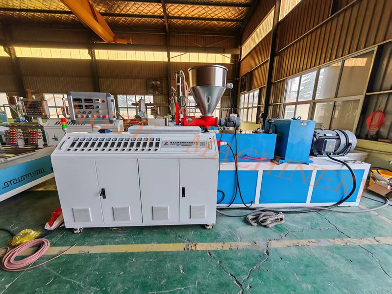 Pajisjet e automatizimit të makinerive plastike Yongte janë të njohura në Evropë