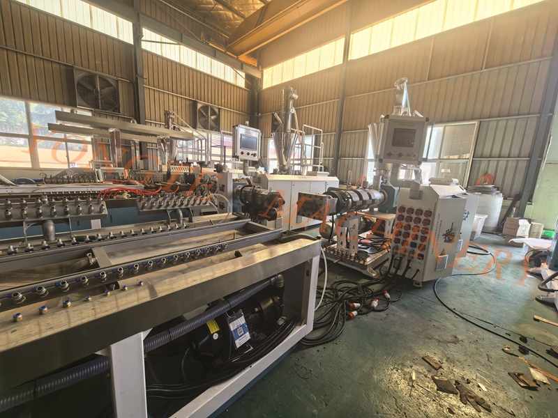 Linja e prodhimit të dyshemesë Yongte WPC ndihmon klientët kanadezë të arrijnë 40% përmirësim të efikasitetit