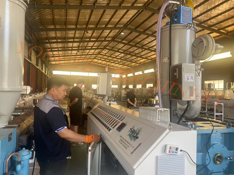 Inxhinierët e makinerive plastike Yongte po debugojnë plotësisht linjën e prodhimit të tubit PPR për të ndihmuar në zgjidhjen e problemeve të prodhimit.