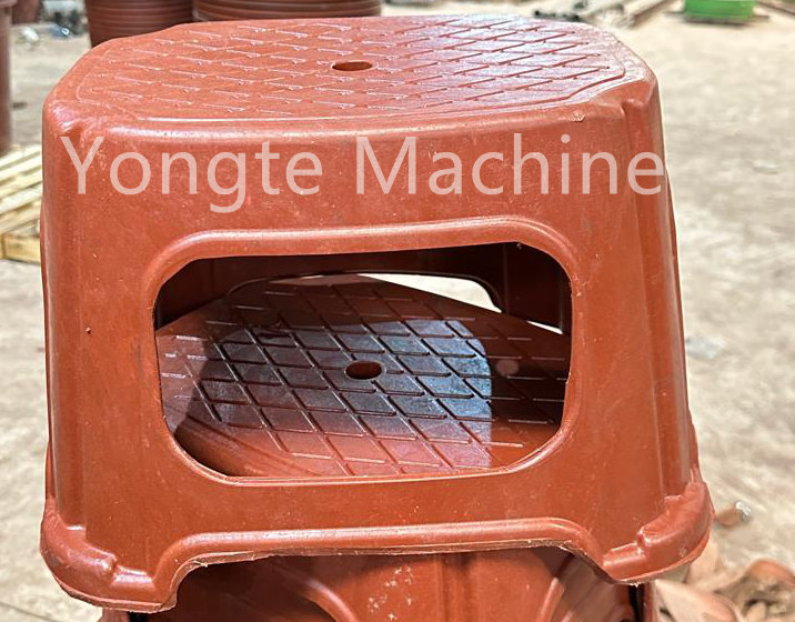 Makina e nxjerrjes dhe formimit të yongte është instaluar në fabrikën e klientit të Afrikës për riciklimin e humbjes së filmit plastik në kova plastike, pellgje plastike dhe karrige plastike.
