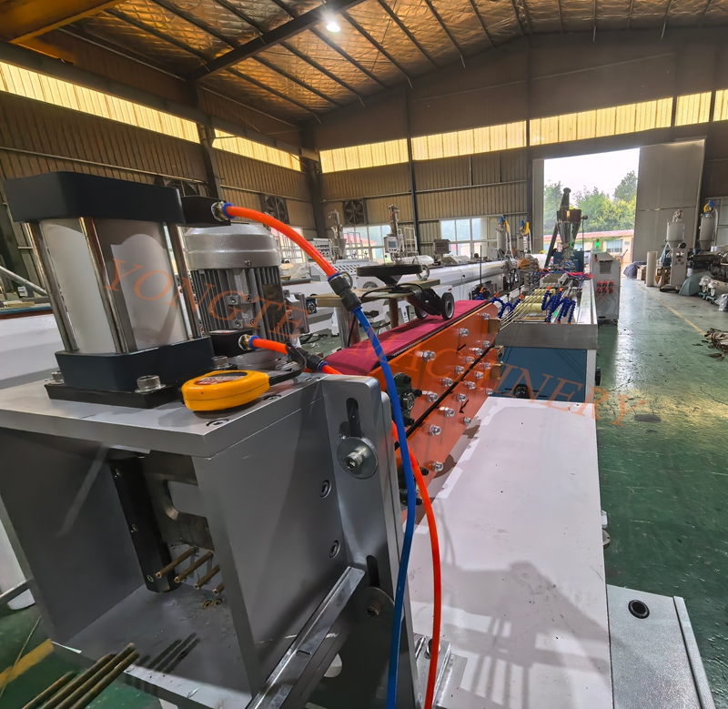 Tregu për mobilje në natyrë të ngjashme me bastun prej palme kacavjerrëse po nxehet, dhe makineria plastike Yongte ka nisur një linjë të prodhimit të tubit të Rattanit PE Wood-Plastic.