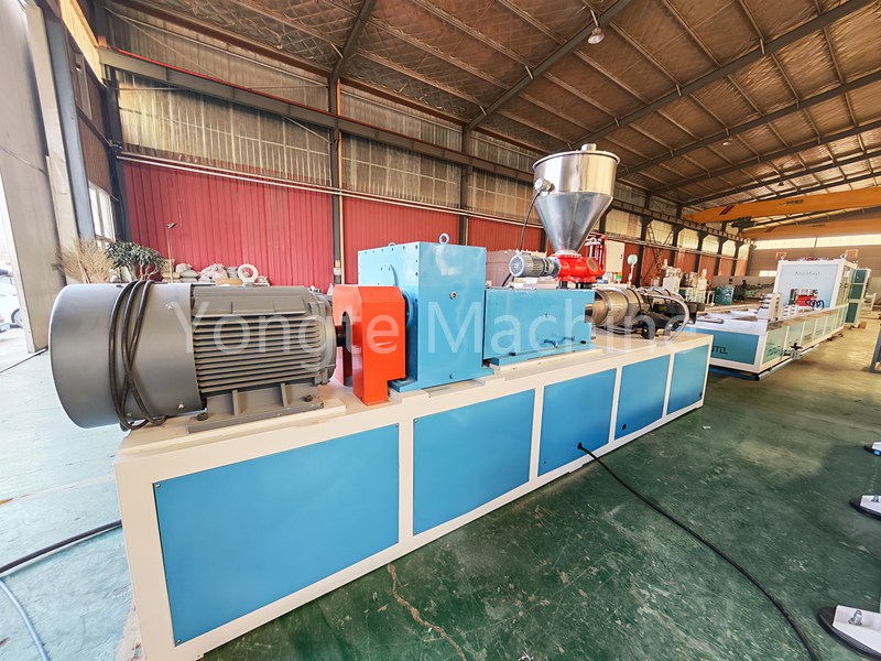 Makina e profilit Yongte PVC përdoret për të prodhuar lugina të mbjelljes së luleshtrydheve