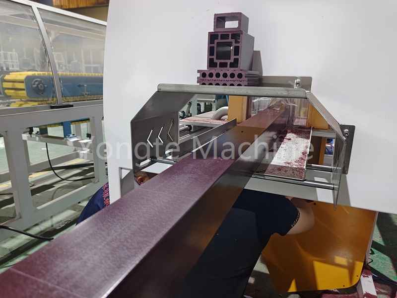 Mbetjet plastike në Afrikë janë të vështira për t'u asgjësuar, por linja e prodhimit të kolonave prej druri-plastike të Yongte ofron një përparim.