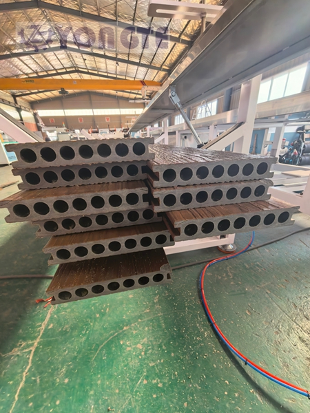 Makineri Plastike Yongte përfundon përmirësimin e linjës së saj të prodhimit 3D në internet të parketeve prej druri-plastikë të stampuar, duke theksuar avantazhet e saj si një alternativë e drurit të ngurtë