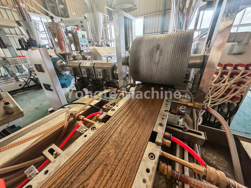 Linja e bashkë-ekstrudimit të stolisjes Yongte WPC me pajisje të ngulitjes 3D në internet është testuar me sukses