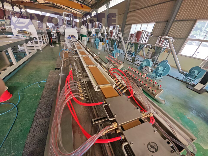 Makineri Plastike Yongte: Bërja e parketeve të brendshme të makinave me përbërje druri-plastike (WPC) 