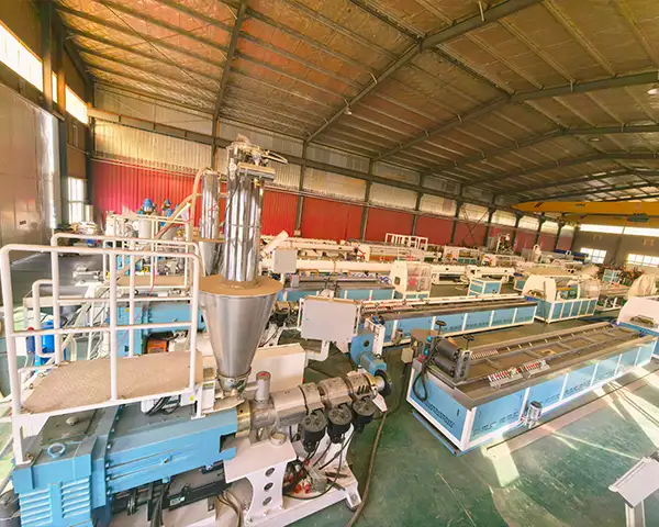 Yongte ndihmoi klientët në optimizimin e linjës së prodhimit të stolisjeve WPC duke arritur 40% prodhim më të lartë