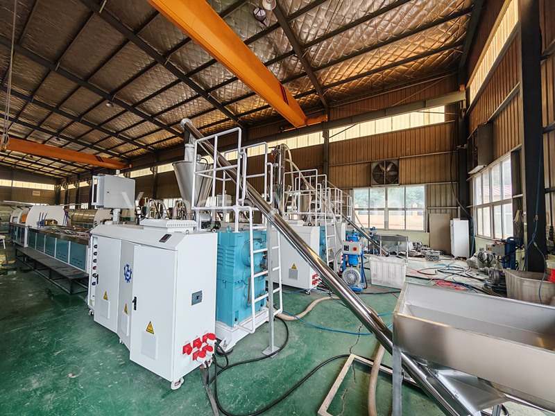 auto feeder of WPC decking machine