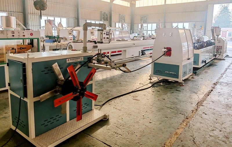 Makinë për bërjen e tubave të përshkueshëm të gomës