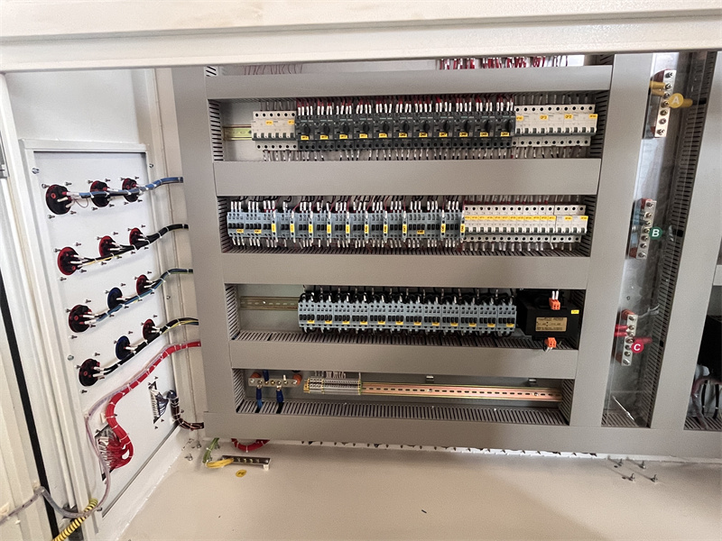 Analizoni elementët kryesorë të sistemit të kontrollit elektrik të pajisjeve të dyshemesë prej druri
