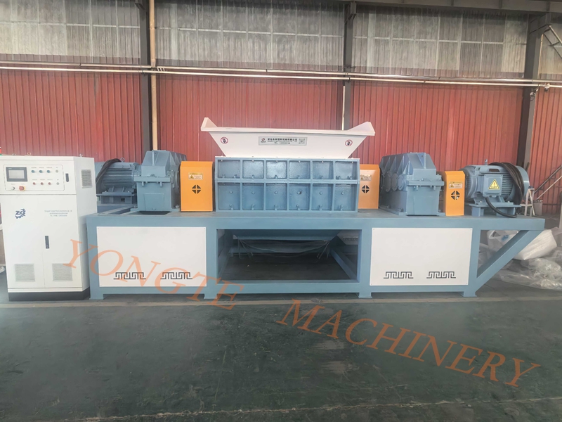 5 tonë në orë! Jeta e hapësve të çelikut të aliazhit shtrihet me 3 herë. Shredder i makinerive plastike Yongte riformulon modelin e prodhimit të produkteve të drurit-plastik.