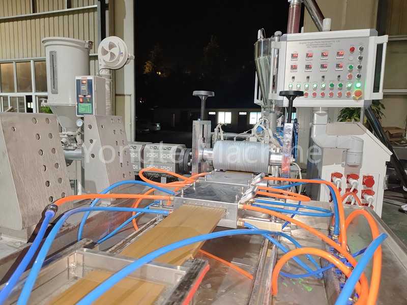 Makinë për zbukurim WPC për klientin indian