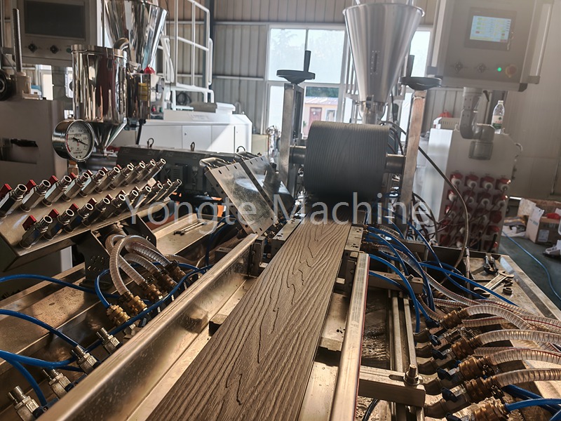 Makinë e profilit WPC për klientin e Kanadasë