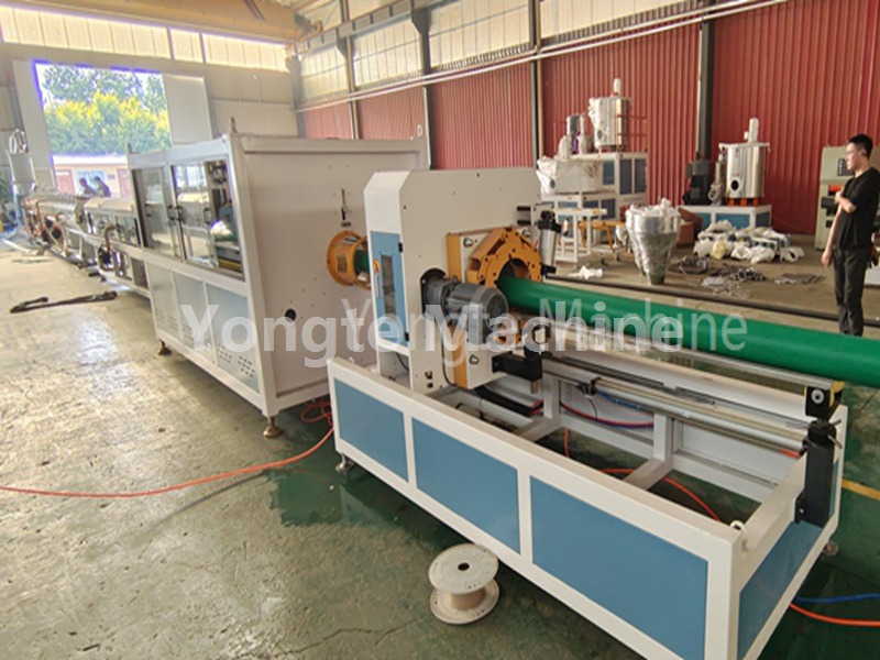 Makina e prodhimit të tubave të ujit PE 75-250 mm për klientin e Vietnamit u inspektua me sukses