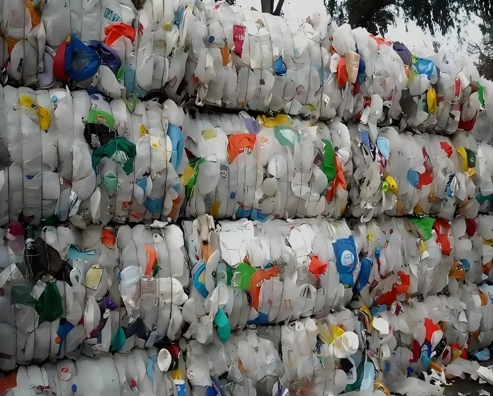 Cilat mbetje plastike mund të përdoren nga makina e lëndës drusore plastike?