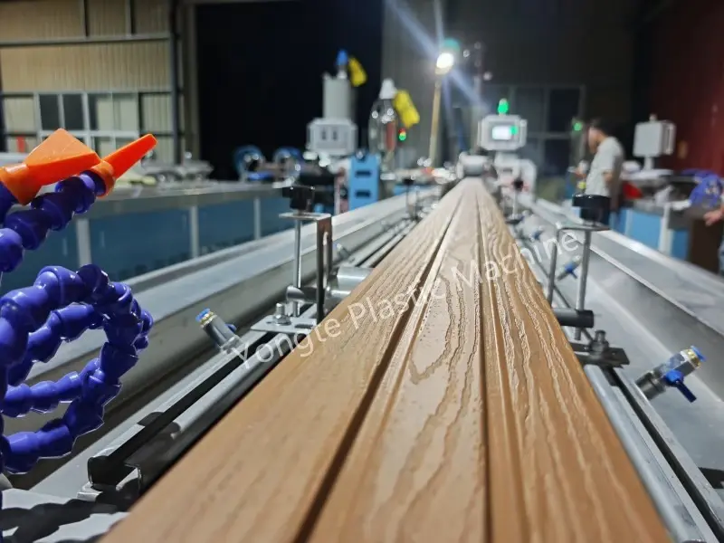 Uzina e plotë e makinerive të drurit për plastikë për klientët në Evropë