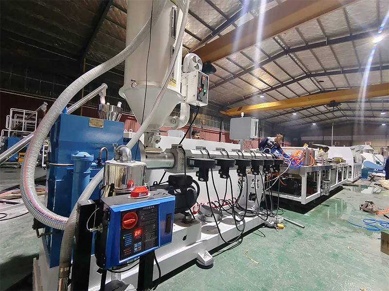 Makinë druri Yongte Plastike për Klientin Indian - Shndërrimi i Mbeturinave të Plastikës në Profilet Alternative të Drurit të Qëndrueshëm